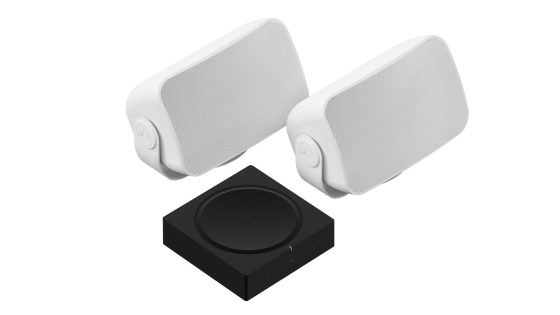 Das Sonos Outdoor Speaker Set mit zwei weißen Lautsprechern und schwarzem Amp.
