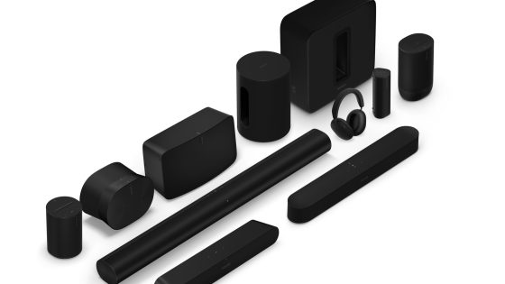 Das Sonos Arc und Era Speaker Bundle, welches 11 Teile umfasst, in der schwarzen Version.